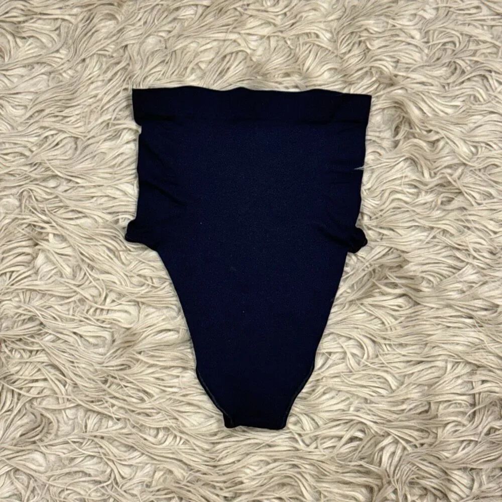 Skims shapewear thong undies size small black